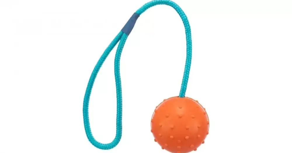 Vrhací míč hrbolatý na šňůře 6cm/30cm TRIXIE Zlevněný